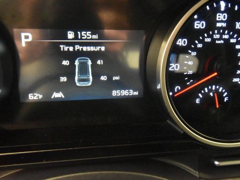 Used 2024 Kia Carnival EX FWD image 29