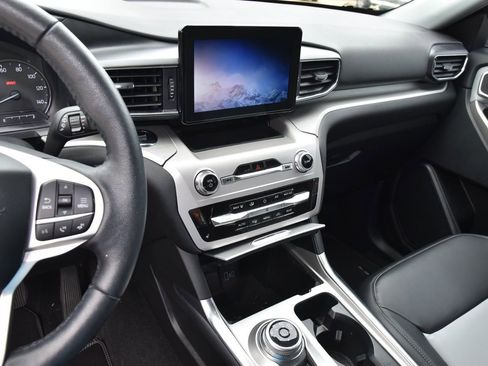 Used 2023 Ford Explorer XLT w/ Equipment Group 202A image 9