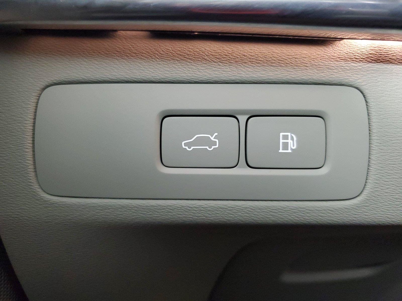Certified 2024 Volvo XC90 T8 Plus AWD/4WD image 32