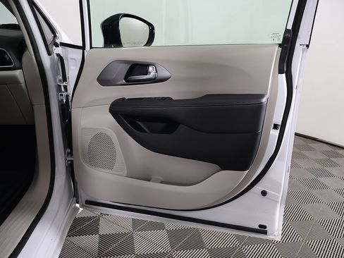 Used 2024 Chrysler Pacifica Touring-L image 25