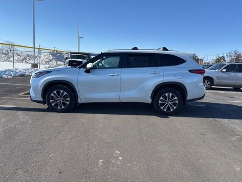 Used 2023 Toyota Highlander XLE image 2