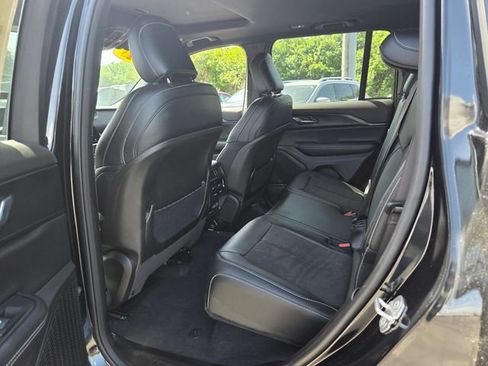 Used 2025 Jeep Grand Cherokee Altitude RWD image 11