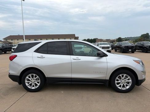 Used 2021 Chevrolet Equinox LS w/ LS Convenience Package AWD/4WD image 2