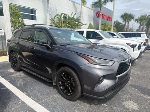 Used 2022 Toyota Highlander XLE FWD image 2