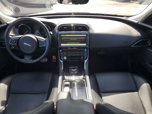 Used 2019 Jaguar XE Premium image 33