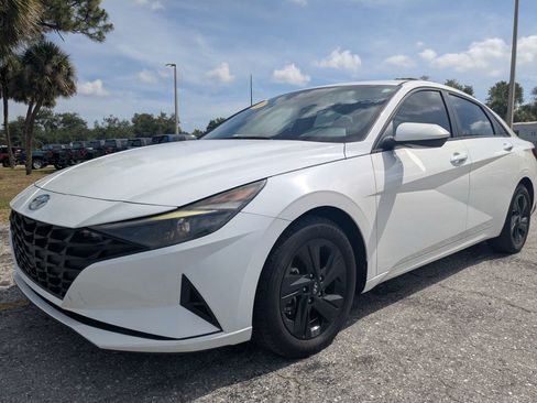 Used 2023 Hyundai Elantra SEL w/ Preferred Accessory Package FWD image 9