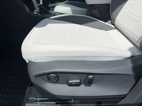 New 2025 Volkswagen Taos SE image 17