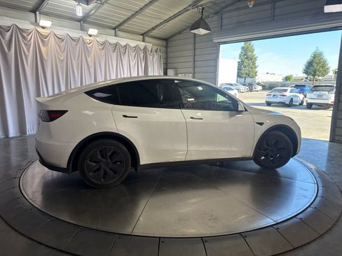 Used 2023 Tesla Model Y Long Range AWD/4WD image 4