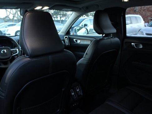 Used 2025 Volvo XC40 B5 Plus image 29