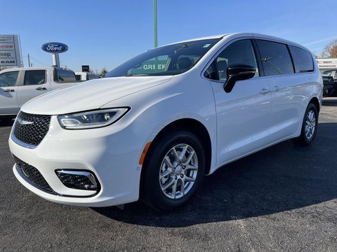 New 2026 Chrysler Pacifica Select image 9