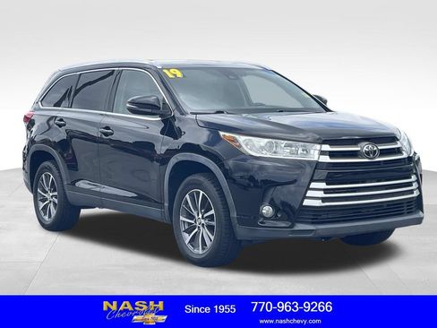 Used 2019 Toyota Highlander XLE FWD image 1