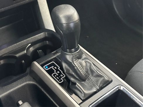 Used 2018 Toyota Tacoma SR5 AWD/4WD image 41