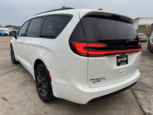 New 2026 Chrysler Pacifica Select image 5