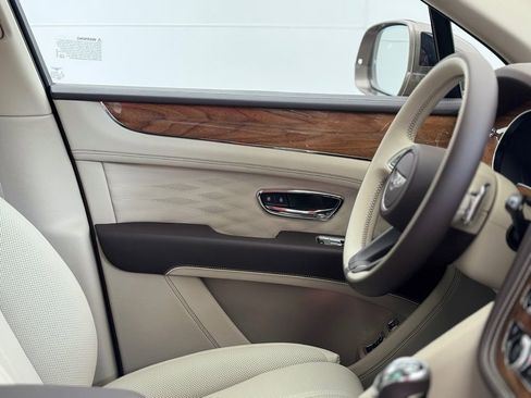 Used 2025 Bentley Bentayga image 13