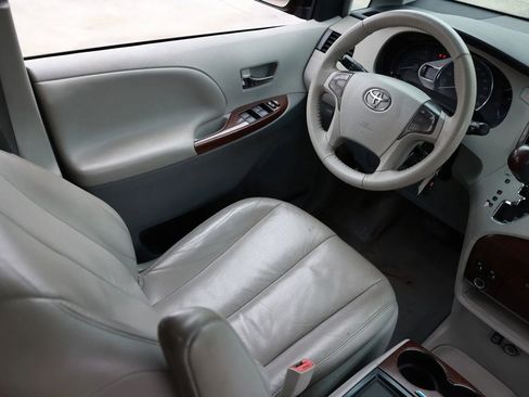 Used 2012 Toyota Sienna XLE image 22