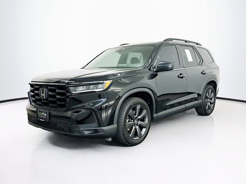 Used 2025 Honda Pilot Sport image 3
