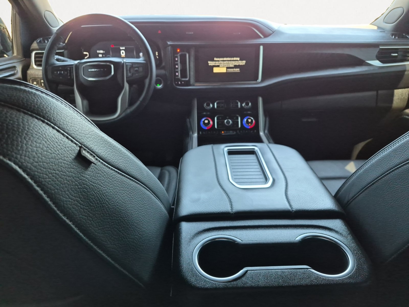 Used 2024 GMC Yukon XL Denali w/ Advanced Technology Package RWD image 3
