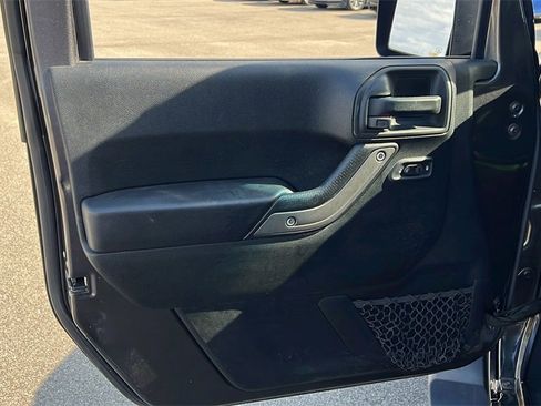 Used 2017 Jeep Wrangler Unlimited Willys image 9