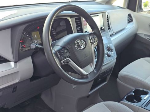 Used 2015 Toyota Sienna LE image 9