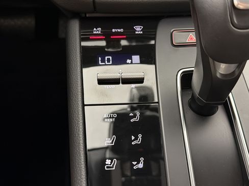 Certified 2025 Porsche Macan AWD/4WD image 17