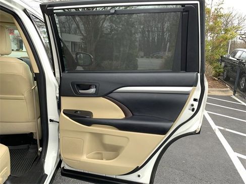 Used 2017 Toyota Highlander XLE image 11