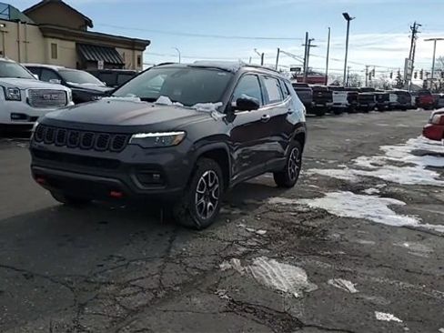Used 2024 Jeep Compass Trailhawk w/ Trailhawk Elite Group image 2