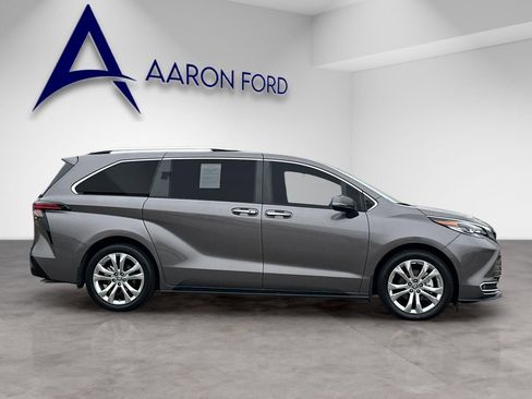 Used 2023 Toyota Sienna Platinum FWD image 7
