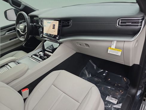 New 2025 Jeep Wagoneer L Series II AWD/4WD image 34