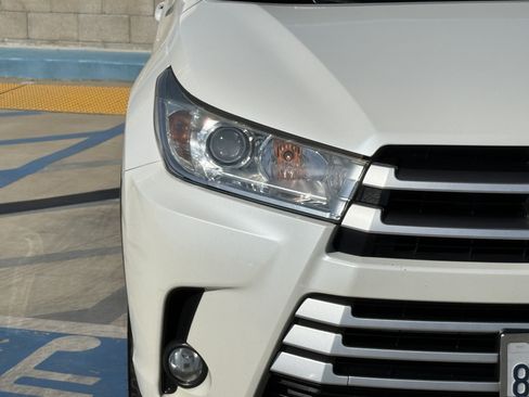 Used 2019 Toyota Highlander XLE w/ Carpet Mat Package (TMS) FWD image 7