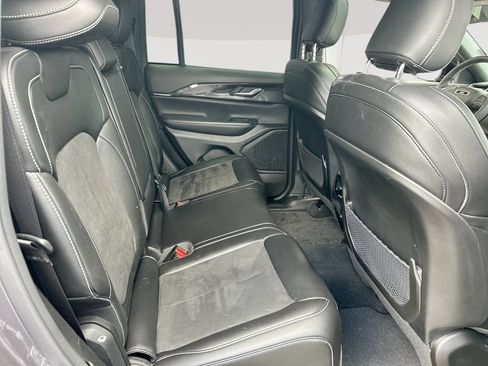Used 2023 Jeep Grand Cherokee Altitude AWD/4WD image 28