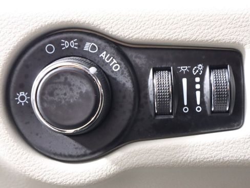 Used 2022 Chrysler Voyager LX image 10