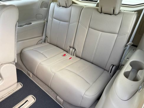 Used 2014 Nissan Pathfinder Platinum FWD image 16