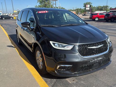 Used 2023 Chrysler Pacifica Touring-L FWD image 8