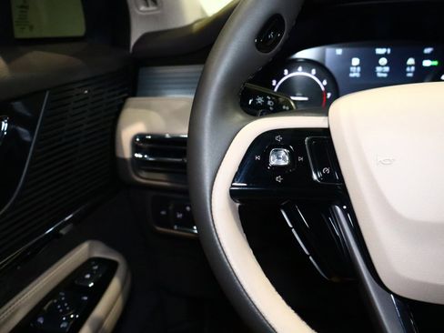 Used 2022 Lincoln Corsair FWD w/ Equipment Group 101A image 11