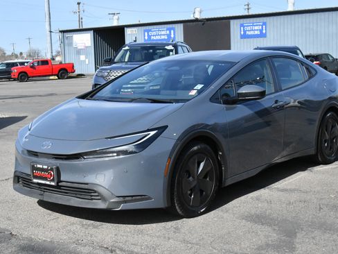 Used 2024 Toyota Prius LE image 3