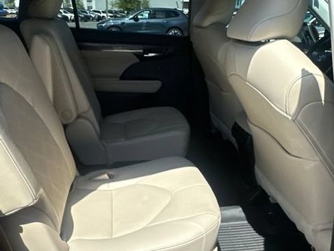 Used 2023 Toyota Highlander Platinum FWD image 5