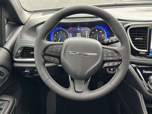 New 2026 Chrysler Pacifica Limited FWD image 18