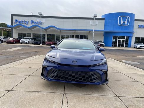 Used 2025 Toyota Camry SE FWD image 3