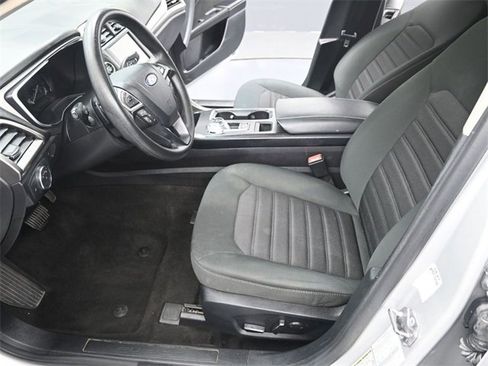 Used 2019 Ford Fusion SE image 12