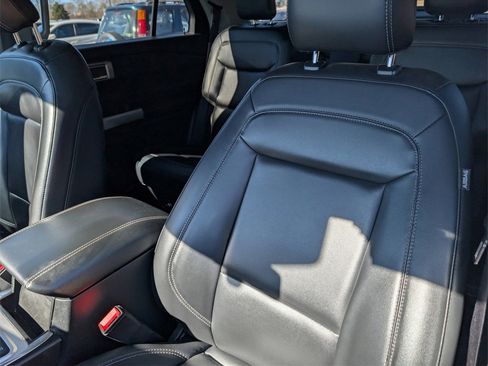 Used 2022 Ford Explorer XLT w/ Equipment Group 202A image 3