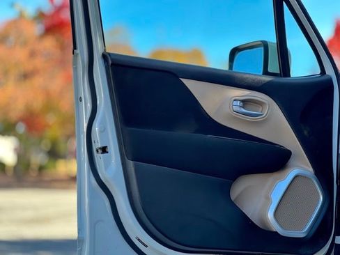 Used 2019 Jeep Renegade Latitude w/ UConnect 8.4 Nav Group image 11