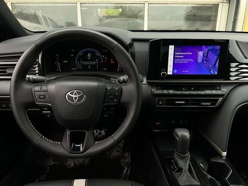 Used 2025 Toyota Camry SE image 14