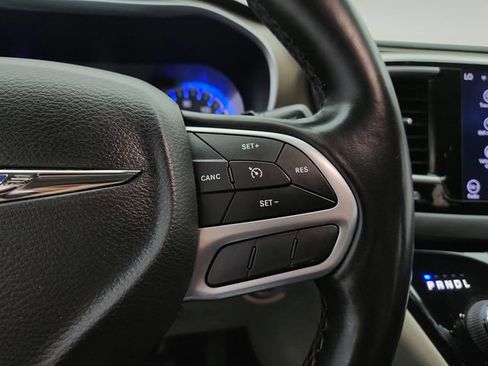 Used 2018 Chrysler Pacifica Touring-L Plus FWD image 19
