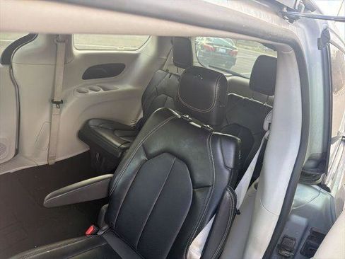 Certified 2024 Chrysler Pacifica Touring-L image 9