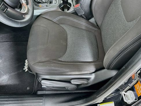 Used 2019 Jeep Cherokee Latitude w/ Popular Appearance Group FWD image 19