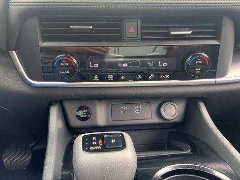 Used 2025 Nissan Rogue SV FWD image 32