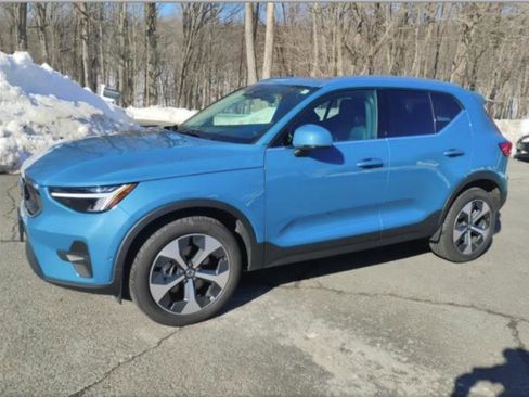 Used 2023 Volvo XC40 B5 Plus w/ Driver Assist Package image 12
