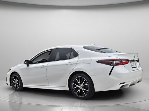 Used 2024 Toyota Camry SE w/ Convenience Package FWD image 8