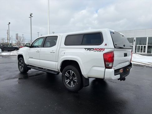 Used 2017 Toyota Tacoma TRD Sport image 5