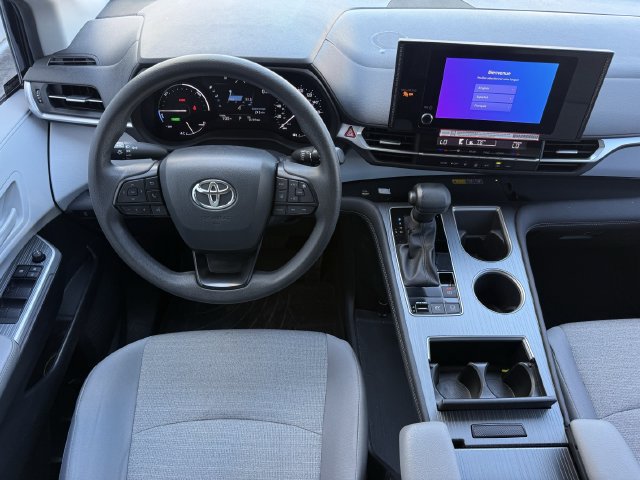 Used 2025 Toyota Sienna LE FWD image 12